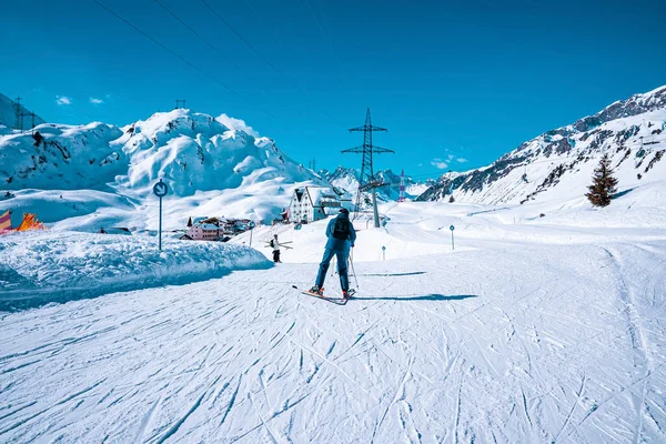 Esqui Esquiador Downhill Nevado Turista Está Levando Para Casas Montanha — Fotografia de Stock