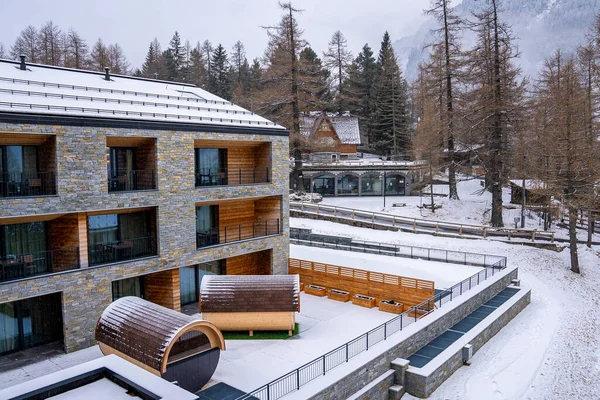 豪华宾馆外的桶状桑拿的高角形视图 圆形澡堂和滑雪胜地靠在树上 冬季度假屋 — 图库照片