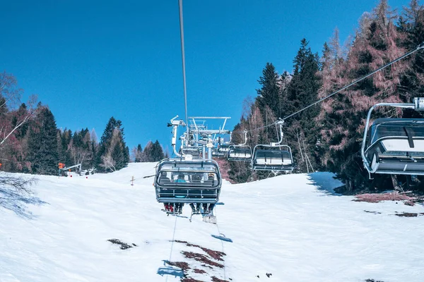 Skiërs Zitten Skilift Mensen Reizen Besneeuwde Bergen Genieten Het Skigebied — Stockfoto