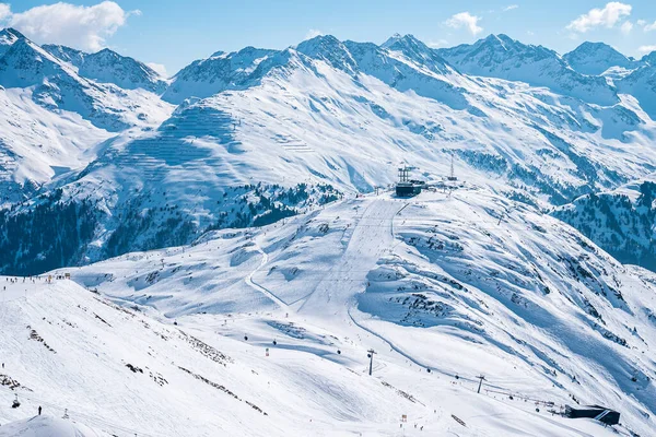 Malowniczy Widok Pokryte Śniegiem Pasmo Górskie Stacja Narciarska Pośród Pięknego — Zdjęcie stockowe