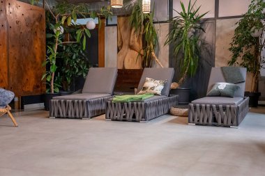 Aziz Anton am Arlberg. 10 Mart 2022. Lüks kaplıcalardaki boş rahat sandalyeler dekore edilmiş odanın arka planına karşı, spa merkezinde rahatlamak için sıralanmış şezlonglar.