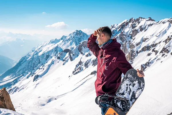 아를베르크요 2022 스노보더는 눈덮인 꼭대기에서 보더라는 젊은이가 눈덮인 아름다운 경치를 — 스톡 사진