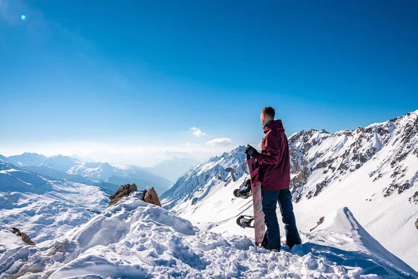 Anton Arlberg Março 2022 Jovem Segurando Snowboard Enquanto Está Topo — Fotografia de Stock