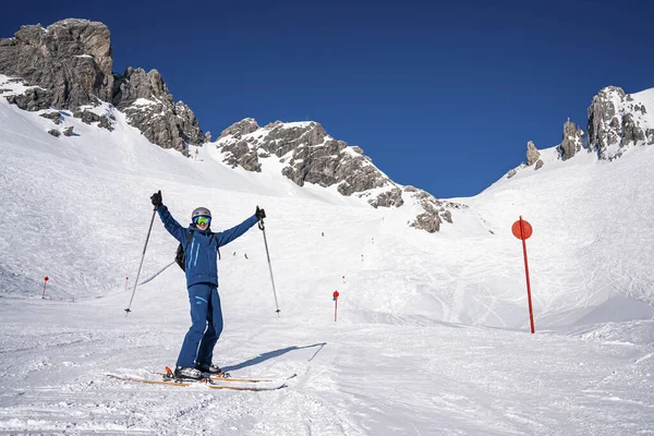 圣Anton Arlberg 2022年3月10日 在滑雪场 穿着滑雪服的年轻人手挽手站在山坡上 手挽手站在雪山上的男性滑雪者手挽手 — 图库照片