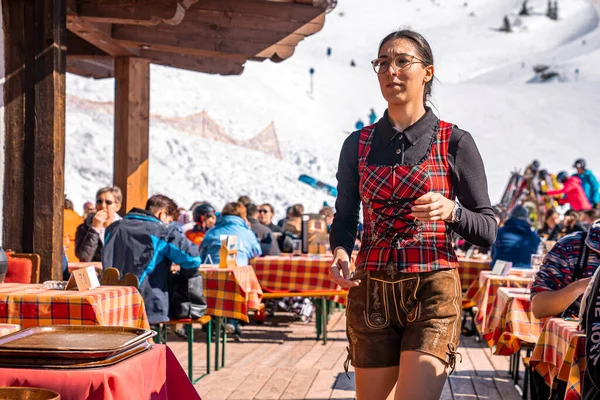 Anton Arlberg Marzo 2022 Camarera Caminando Entre Personas Sentadas Cafetería — Foto de Stock