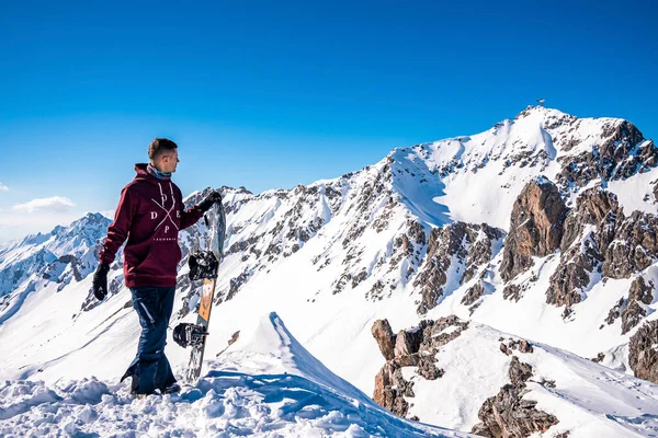 Anton Arlberg Marzo 2022 Joven Sosteniendo Snowboard Mientras Está Pie —  Fotos de Stock
