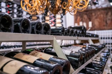 Aziz Anton am Arlberg. 10 Mart 2022. Modern şarap dükkanında raflarda şarap şişeleri şarap raflarında şarap şişeleri