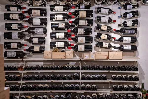 Aziz Anton Arlberg Mart 2022 Raflarda Nefis Şarap Şişeleri Modern — Stok fotoğraf
