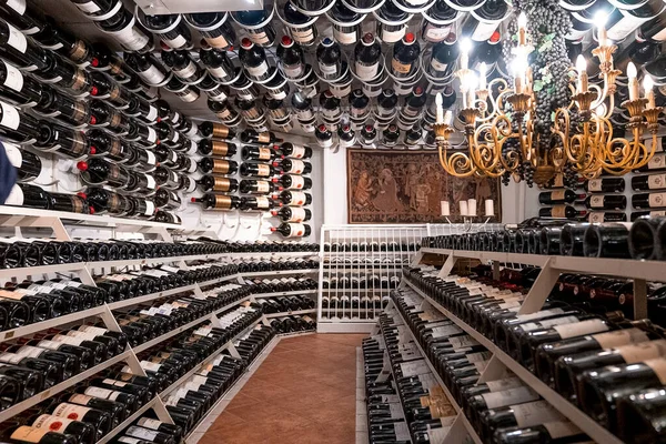 Aziz Anton Arlberg Mart 2022 Modern Şarap Dükkanında Raflarda Şarap — Stok fotoğraf