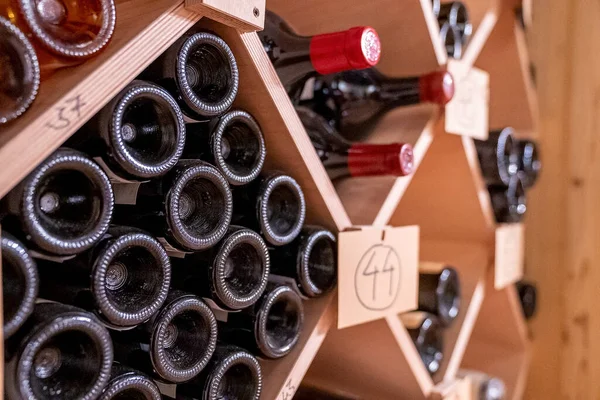 Aziz Anton Arlberg Mart 2022 Sıralar Dolusu Lezzetli Şarap Şişeleri — Stok fotoğraf