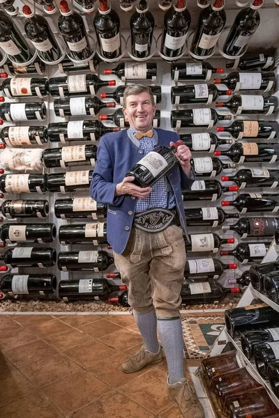 Aziz Anton Arlberg Mart 2022 Modern Süpermarkette Elinde Şarap Şişesi — Stok fotoğraf