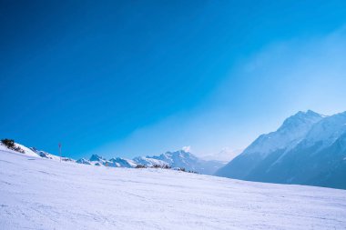 Karla kaplı manzaranın manzarası. Alp dağlarında gökyüzüne karşı kayak izleri. Kavram güzel bir doğadır..