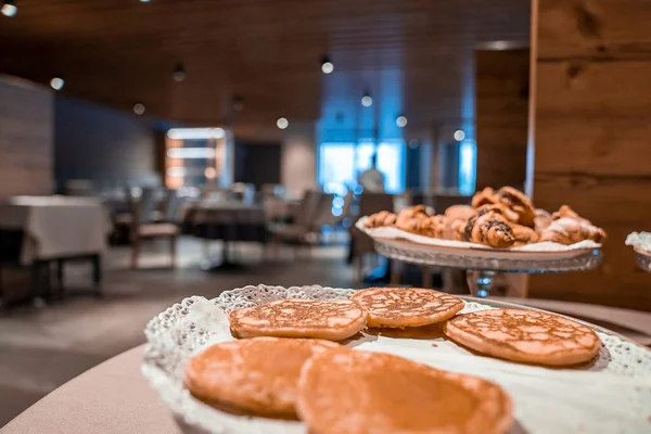 Lekkere Croissants Pannenkoeken Geserveerd Tafel Heerlijk Gastronomisch Eten Restaurant Buffet — Stockfoto