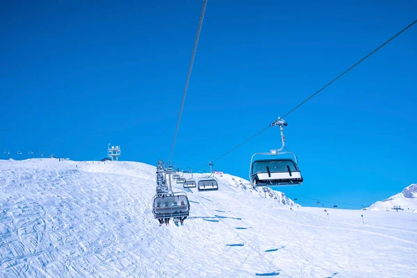 Elevador Esqui Movendo Sobre Paisagem Nevada Elevador Cadeiras Contra Céu — Fotografia de Stock