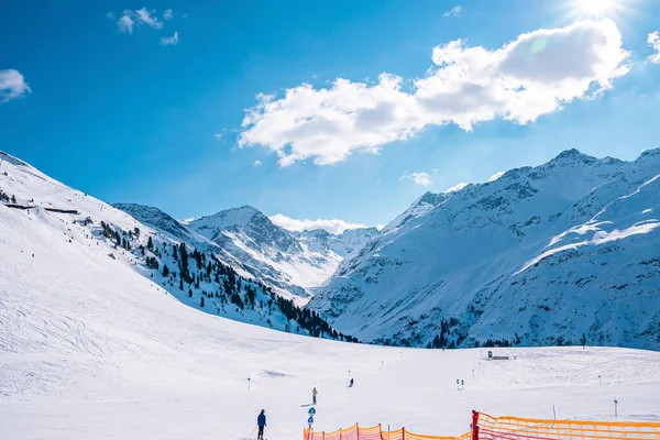 雪景色のバリアでスキー 空を背景に山で楽しむ観光客 アルプスの白い範囲の景色 — ストック写真