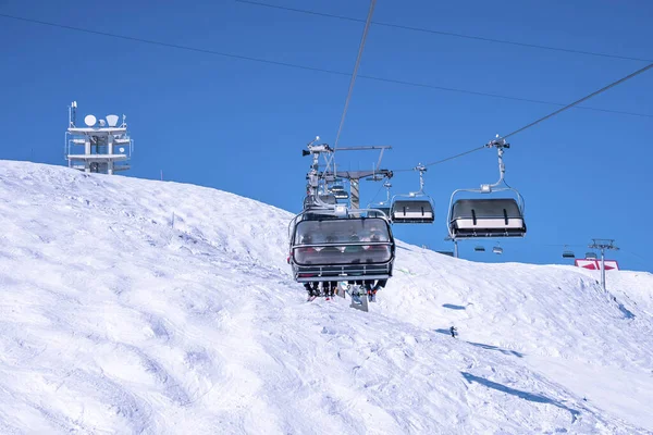 Turistas Viajando Teleférico Elevador Esqui Movendo Sobre Paisagem Nevada Contra — Fotografia de Stock