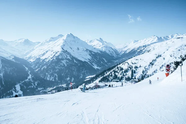 Skidåkare Åker Skidor Snötäckt Landskap Vacker Vit Bergskedja Mot Himlen — Stockfoto