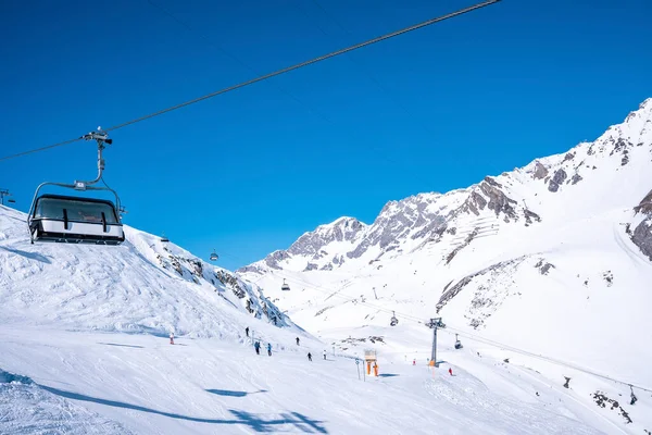 Elevador Esqui Viajando Sobre Montanha Coberta Neve Contra Céu Azul — Fotografia de Stock
