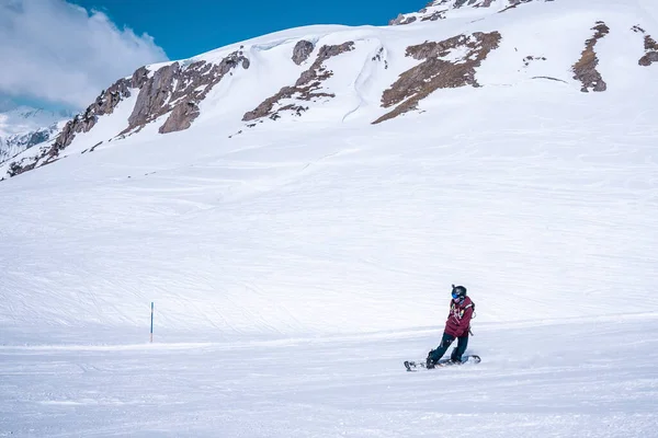 圣Anton Arlberg 2022年3月10日 在阳光明媚的天气里 年轻的滑雪者在雪山滑行滑向滑雪场 而男子滑雪者则在山上滑行滑雪板 — 图库照片