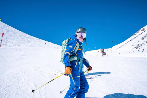 아를베르크요 2022 스키를 리조트 비탈에서 암컷은 눈덮인 산에서 기둥을 스키어를타고 — 스톡 사진