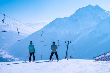 Aziz Anton am Arlberg. 10 Mart 2022. Kayakçılar, güzel güneşli bir günde, karlı dağda kayak yapan kayakçılar ve dağda kayak yapan kayakçılar,