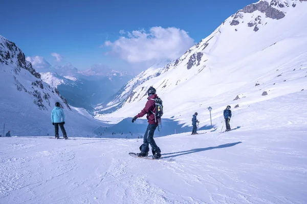 아를베르크요 2022 리조트에서 눈덮인 등지고 스노보드와 스키를 사람들 눈덮인 산비탈에서 — 스톡 사진