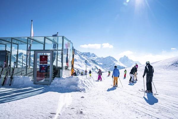 Anton Arlberg Marca 2022 Narciarze Stroju Narciarskim Zjeżdżający Stoku Śnieżnej — Zdjęcie stockowe