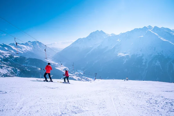 Anton Arlberg Março 2022 Pessoas Com Desgaste Esqui Pólos Encosta — Fotografia de Stock