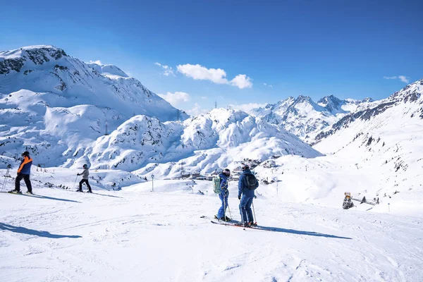 セント アントンはアールバーグだ 2022年3月10日 晴れた日はスキー場の雪山でポールを持ってスキーをしている人 雪に覆われた山に向かって立つスキーヤー — ストック写真