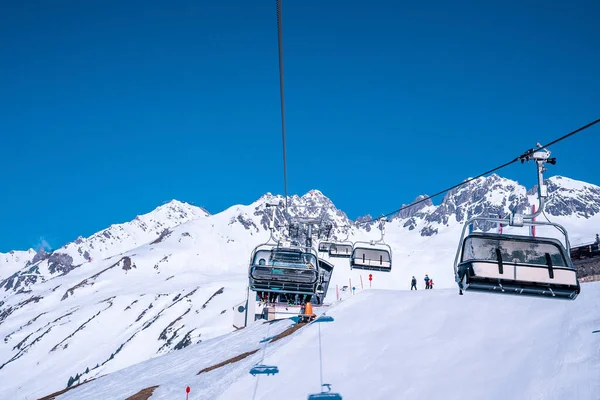 Anton Arlberg Marzo 2022 Sciatori Seduti Seggiovie Sulla Pista Montagna — Foto Stock