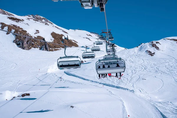 Anton Arlberg Março 2022 Esquiadores Sentam Cadeiras Encosta Montanha Estância — Fotografia de Stock