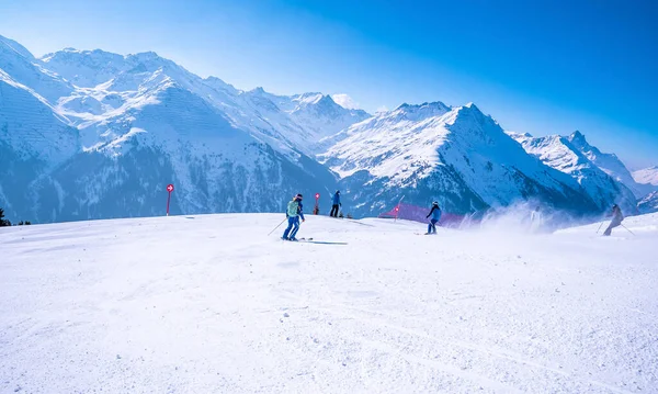 Anton Arlberg Março 2022 Pessoas Roupas Esqui Deslizando Para Baixo — Fotografia de Stock