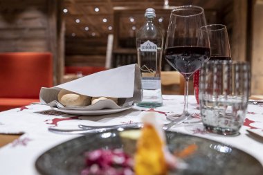 Yiyecek ve içeceğe yakın çekim. Ekmek ve şarap kadehi yemek masasında. Tatil köyünde servis edilen yemek..