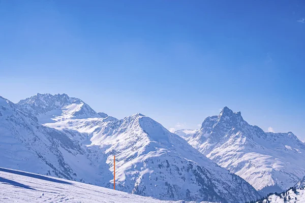 Malowniczy Widok Pokryte Śniegiem Góry Piękny Biały Krajobraz Przed Jasnym — Zdjęcie stockowe