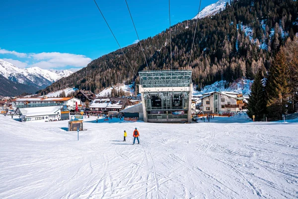 스키를 사람들은 눈덮인 지형에서 스키를 관광객들은 알프스에서 스포츠를 즐기고 와산을 — 스톡 사진