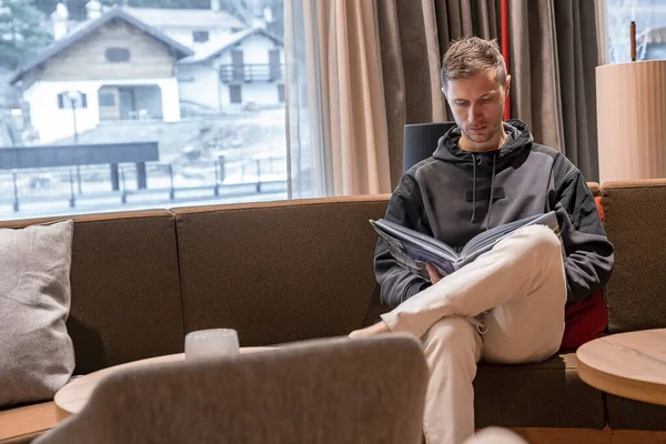 Adam Lobide Dinlenirken Dergi Okuyor Genç Erkek Kanepede Dinlenirken Seyahat — Stok fotoğraf