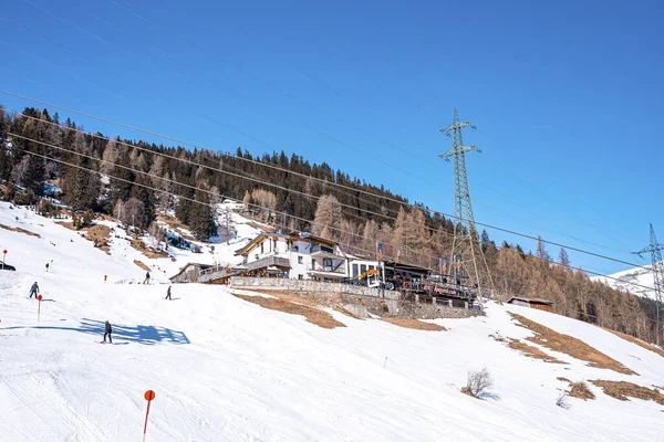 스키를 사람들은 눈덮인 내리막길에서 스키를 탑니다 관광객들은 알프스에서 스포츠를 즐기고 — 스톡 사진