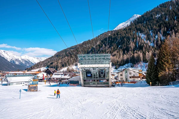 滑雪者在雪山上滑雪 游客们正在享受冬季运动 Ski Station Forest Alps — 图库照片