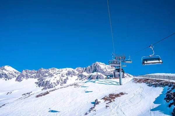 Elevador Esqui Chegar Estação Chairlift Sobre Bela Gama Montanhas Cobertas — Fotografia de Stock