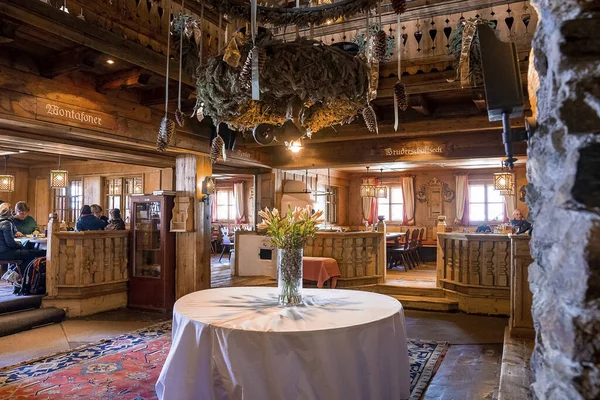 Ortadaki masada çiçek vazosu var. Süslü otelin lobisi. Köy tarzı restoranın içi..