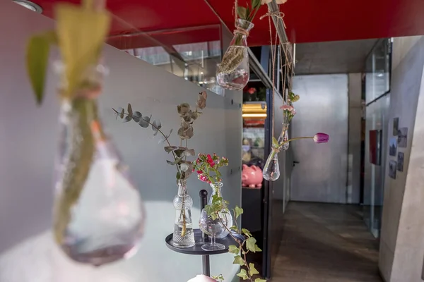 아를베르크요 2022 가지아름다운 꽃병들 탁자에 복도에 리조트에 — 스톡 사진