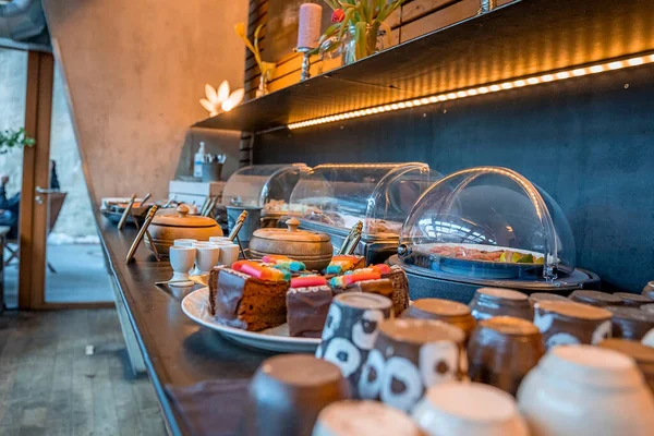 아를베르크요 2022 레스토랑 카운터에 케이크 슬라이스 호텔에서 테이블 접시에 케이크 — 스톡 사진