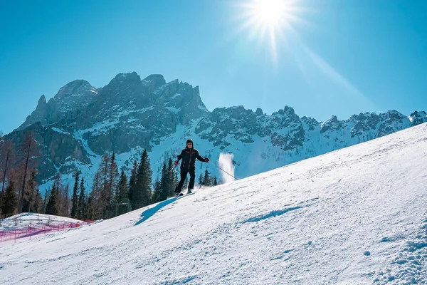 Sol Brillando Sobre Esquí Esquiador Paisaje Cubierto Nieve Turista Masculino —  Fotos de Stock