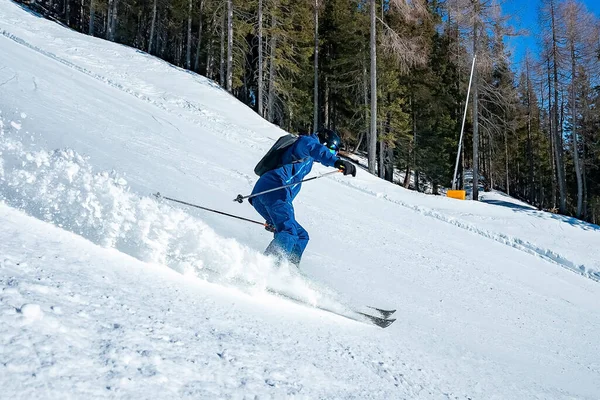 Esquiadores Esquiando Neve Coberto Downhill Vista Bela Paisagem Branca Contra — Fotografia de Stock