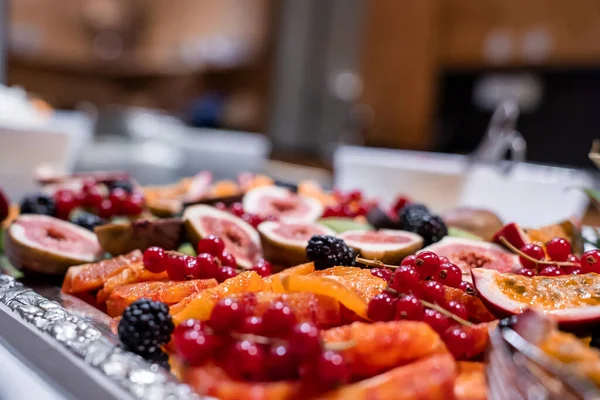 Verschiedene Gesunde Saftige Früchte Auf Teller Serviert Großaufnahme Von Nahrhaften — Stockfoto