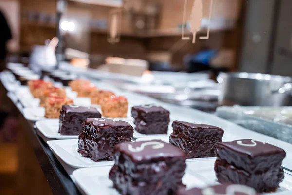 Heerlijke Chocoladegebakjes Borden Zoet Eten Geserveerd Balie Het Resort Close — Stockfoto