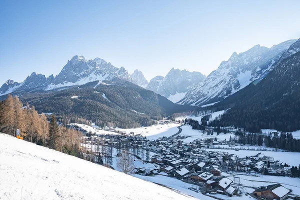 Катание Лыжах Заснеженным Домом Заднем Плане Красивый Белый Пейзаж Покрытый — стоковое фото