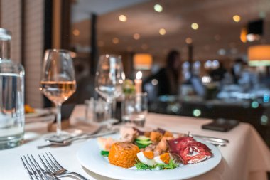 Tabakta servis edilen et ve sebzeli haşlanmış yumurtaya yakın plan. Yemek masasında nefis yemekler sergileniyor. Lüks tatil evindeki restoranda nefis bir akşam yemeği..