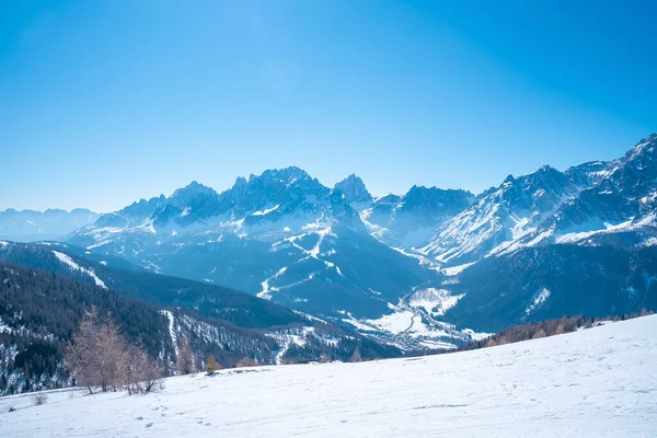 Panoramisch Uitzicht Majestueuze Kronplatz Bergketen Tegen Blauwe Lucht Scenic Besneeuwde — Stockfoto