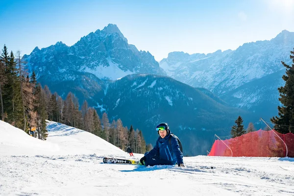 Portret Van Skiër Zittend Besneeuwd Landschap Idyllisch Uitzicht Majestueuze Bergketen — Stockfoto